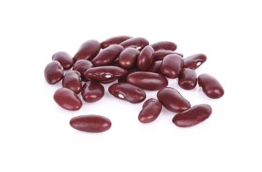 Beyaz arkaplanda kırmızı fasulye izole edildi
