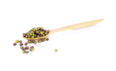 Beyaz arka plan bir tahta kaşık yeşil fasulye