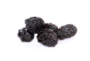 Kuru üzümler beyaz arkaplanda izole