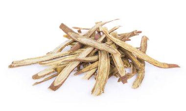 Meyan kökü kök beyaz arka plan üzerinde dilim