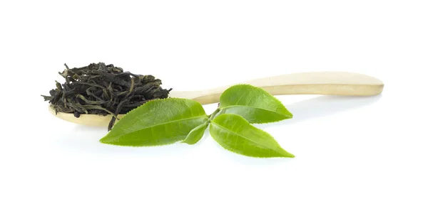 Beyaz arka plan üzerinde izole tahta kaşık ile yeşil çay yaprağı