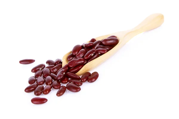 Beyaz zemin üzerine tahta kaşık ile kırmızı fasulye