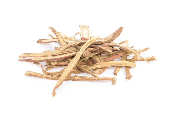 Meyan kökü kök beyaz arka plan üzerinde dilim