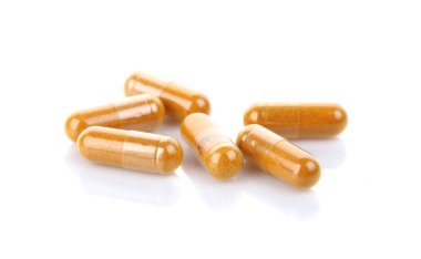 Beyaz arka plan üzerinde izole zerdeçal kapsül