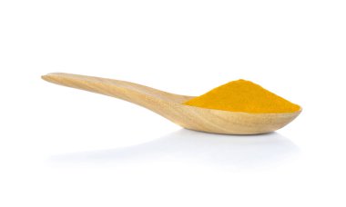 Beyaz tahta kaşık zerdeçal tozu.