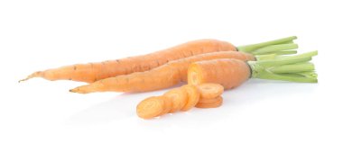 Beyaz arkaplanda kırpma yolu ile izole edilmiş taze havuçlar