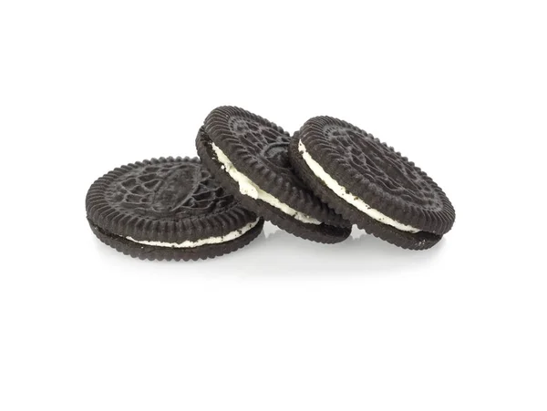 Çikolata kurabiye beyaz zemin üzerine krem