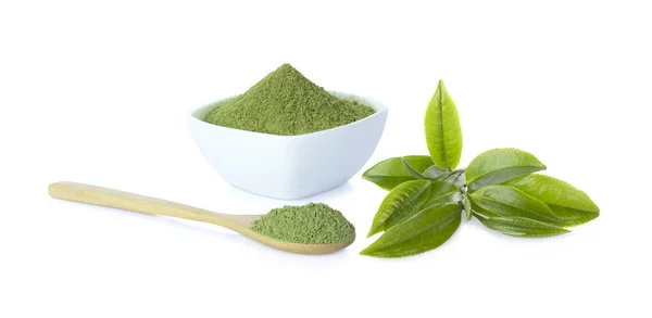 Toz yeşil çay Kupası beyaz arka plan ve kırpma yolu tahta kaşık ve yeşil çay yaprağı ile