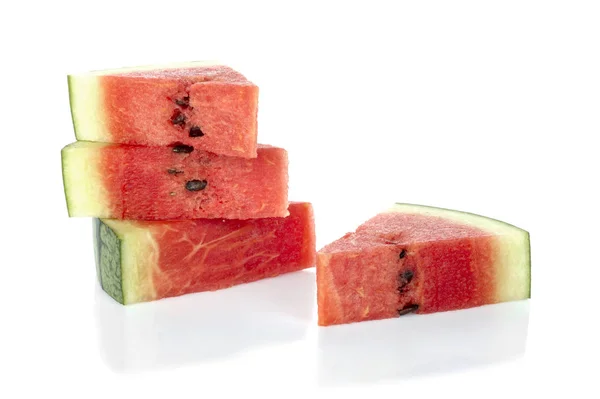 Beyaz arkaplanda izole edilmiş bir karpuz dilimi.