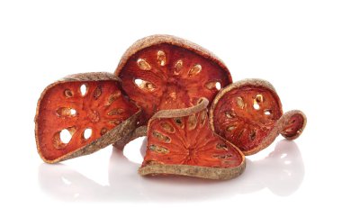 Kurutulmuş Bale Fruit tişörtü. Beyazda izole edilmiş. Bale meyvesi sert dış kaplamalı tropikal meyvedir. Meyvenin sindirim sistemi için tıbbi değeri vardır. Hindistan ve Tayland kırsallarında yaygın olarak tüketilen.