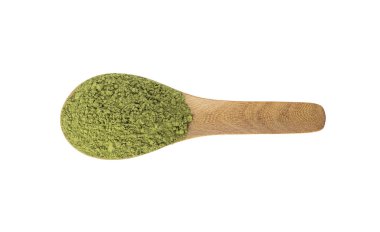 Beyaz arka plan üzerinde izole tahta kaşıkla Matcha yeşil çay tozu