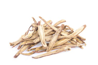 Meyan kökü kök beyaz arka plan üzerinde dilim