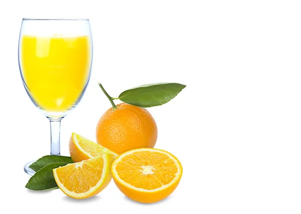 Portakal suyu ve dilimleri Aralık meyve şarap cam izole beyaz arka plan üzerinde.