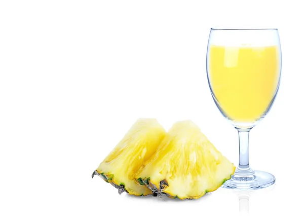 ananas suyu ile beyaz arka plan üzerinde izole şarap cam ve dilim ananas