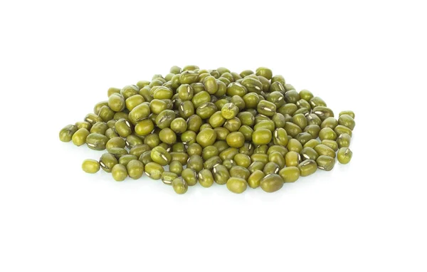 Mung fasulyeleri beyaz arkaplanda izole