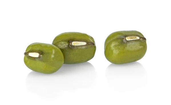 Mung fasulyeleri beyaz arkaplanda izole