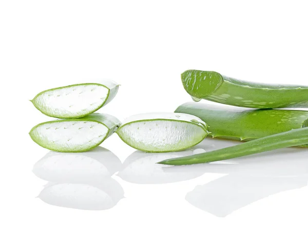 Aloe Vera (Aloe barbadensis Mill., Star kaktüs, Aloe, Aloin, Jafferabad veya Barbados) Cilt Bakımı ve saç bakımı için çok yararlı bir bitkisel ilaç dilim.