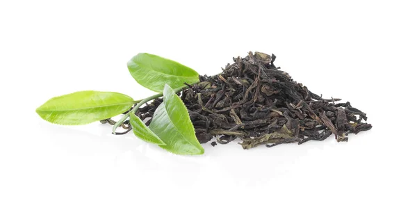 Beyaz arka plan üzerinde izole yeşil çay yaprak yığını