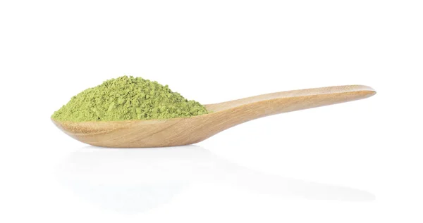 toz yeşil çay beyaz arka plan üzerinde izole tahta kaşıkla.