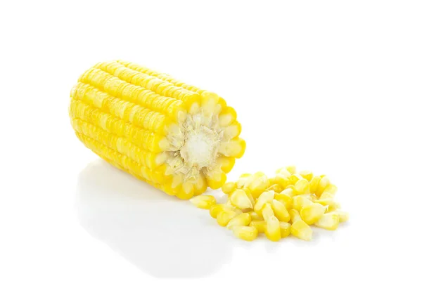 Tatlı tüm çekirdek Mısır ve beyaz zemin üzerine Mısır kulakları