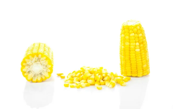 Tatlı tüm çekirdek Mısır ve beyaz zemin üzerine Mısır kulakları