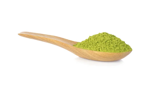 Beyaz arka planda izole edilmiş ahşap kaşıkla süslenmiş kibrit yeşili çay.