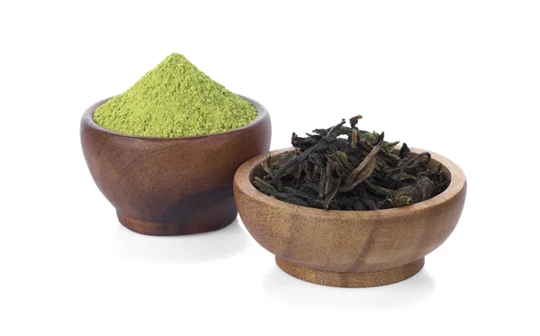 Ahşap kase beyaz arka plan üzerinde izole kurutulmuş yeşil çay yaprakları ile yeşil çay tozu