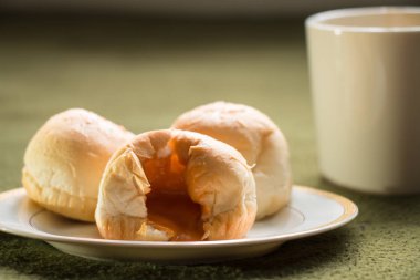 Yumurta muhallebi ekmek ve bir bardak