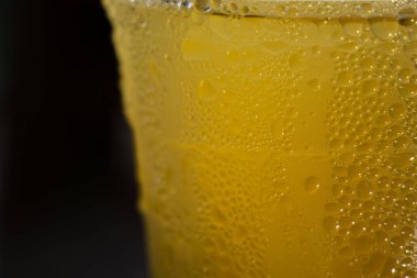 Buzlu çay plastik bardakta su damlaları