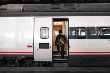 Bir tren istasyonunda bir trenin yatılı üzerinde turist