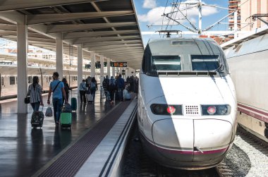 Yolcu demiryolu platformu üzerinde yüksek hızlı trenle bir seyahate gitmek