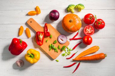 Beyaz ahşap zemin üzerinde sağlıklı taze sebze. Düz yatıyordu stili