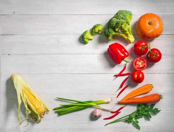 Beyaz ahşap zemin üzerinde sağlıklı taze sebze. Düz yatıyordu stili