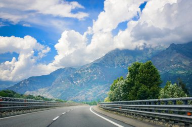Güzel Alp Dağları'nda Avrupa karayolu üzerinde manzaralı muhteşem manzara 