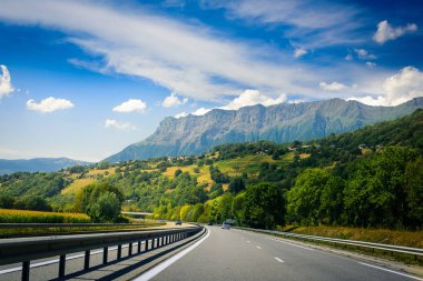 Güzel Alp Dağları'nda Avrupa karayolu üzerinde manzaralı muhteşem manzara
