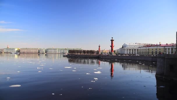 Deriva de hielo en el río Neva, San Petersburgo, Rusia. Edificio de la Bolsa en la isla Vasilievsky . — Vídeos de Stock