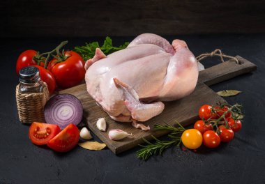 Siyah zemin ahşap bir gemide çiğ tavuk