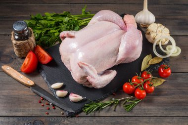 Ahşap bir arka plan üzerinde bir taş tahta üzerinde Çiğ tavuk