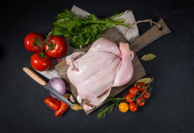 Siyah zemin ahşap bir gemide çiğ tavuk