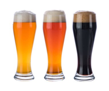 Beyaz arka planda izole edilmiş üç farklı bira bardağı..