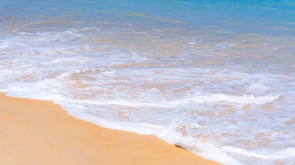 夏季背景下热带沙滩上的美丽海浪特写 — 图库照片