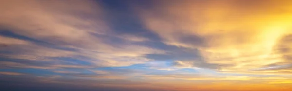 壮观的美丽自然的全景日落天空和云彩背景 — 图库照片