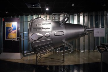 Moskova, Rusya-Apr10, 2018: uydu modülü bilgileri Müzesi Cosmonautics üzerinde April10, Moskova, Rusya, 2018 içinde ekranda.