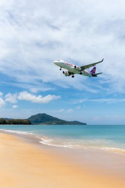 Phuket, Tayland-May05: Ticari uçak üzerinde Phuket Uluslararası Havaalanı'nda açılış 5,2108 Mayıs.