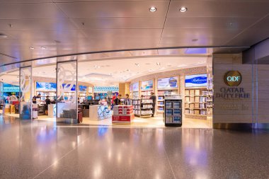 Doha, Katar - Apr7, 2018: Duty free 7,2018 içinde Doha, Katar Nisan'da Hamad Uluslararası Havaalanı içinde alışveriş. Ulusal taşıyıcı Qatar Airways ve Uluslararası Havaalanı için merkezidir.
