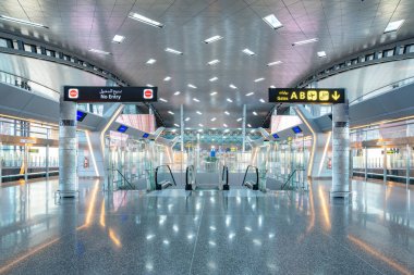 Doha, Katar - Apr7, 2018: İç Hamad Uluslararası Havaalanı Nisan'da 7,2018 Doha, Katar. Ulusal taşıyıcı Qatar Airways ve Uluslararası Havaalanı için merkezidir.