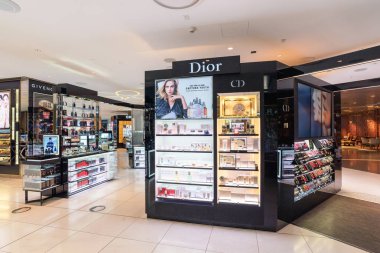 Doha, Katar - Apr7, 2018: Duty free 7,2018 içinde Doha, Katar Nisan'da Hamad Uluslararası Havaalanı içinde alışveriş. Ulusal taşıyıcı Qatar Airways ve Uluslararası Havaalanı için merkezidir.