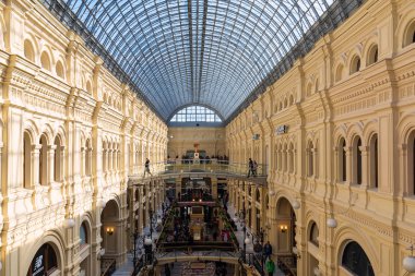 Moskova, Rusya-Apr9, 2018:Interior, sakız mağaza alışveriş merkezinde kırmızı Square0n April9, Moskova, Rusya 2018