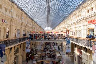 Moskova, Rusya-Apr8, 2018:Tourists içinde sakız mağaza alışveriş merkezinde kırmızı kare üzerinde April8, Moskova, Rusya 2018