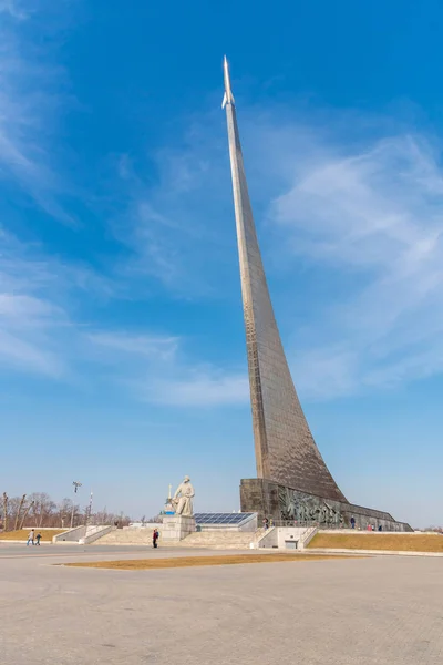 莫斯科 Russia Apr10 2018 游人在纪念碑对空间的征服者在 April10 2018 在莫斯科 这是苏联人民在太空探索中的著名成就 — 图库照片